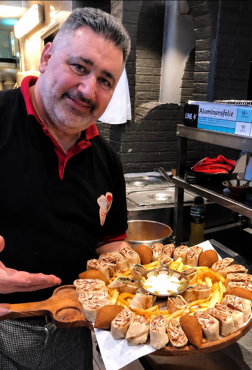 Chef Bilal med en stor familietallerken på Zeytouna Grill-House